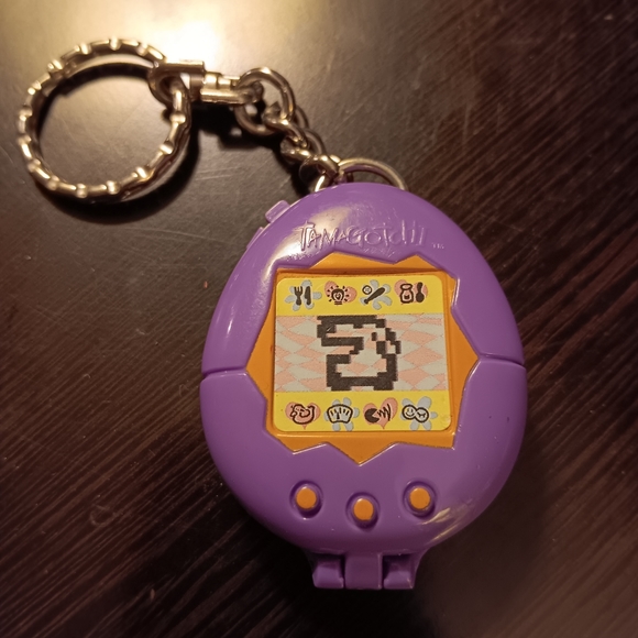 TAMAGOTCHI KEYCHAIN TOY - Picture 1 of 2
